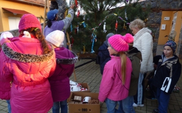 Fenyődíszítés a kaposszekcsői Közösségi Háznál