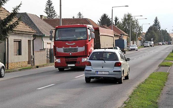 Aláírásokat gyűjtenek az elkerülő útért