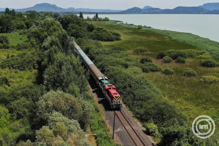 Az utószezonban is sűrűbben járnak a vonatok a Balatonhoz