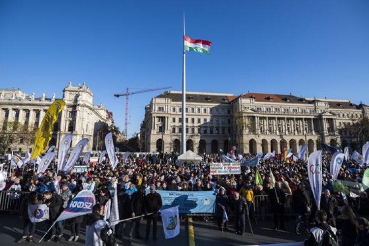 Béremelésért és a munkaterhek csökkentéséért demonstráltak pedagógusok Budapesten