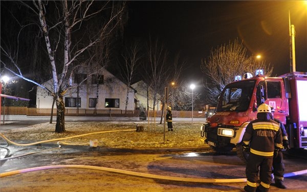 Kigyulladt egy óvoda tetőszerkezete Üllőn