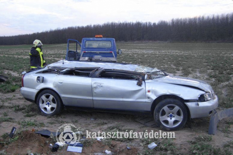 Felborult egy személyautó Dombóvár és Mágocs között 